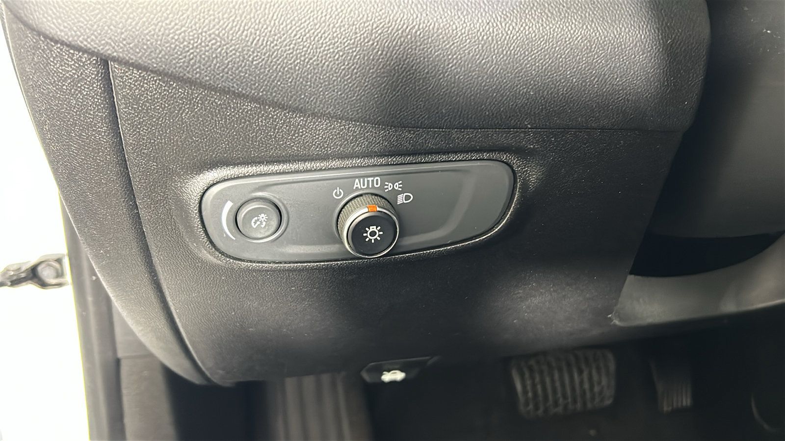 Used 2019 Chevrolet Equinox LT w/ Driver Convenience Package FWD image 24