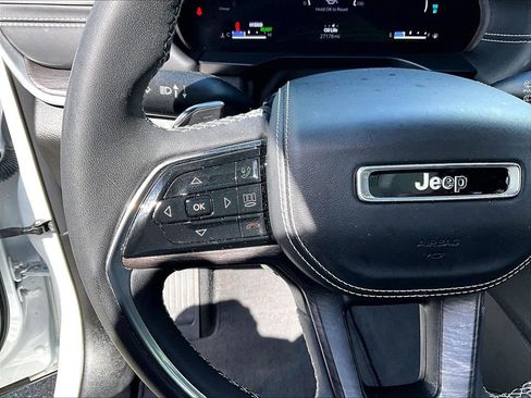 Used 2022 Jeep Grand Cherokee Overland AWD/4WD image 23