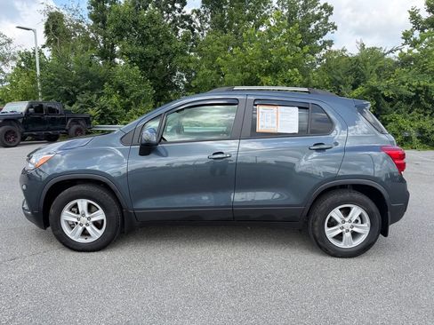 Used 2022 Chevrolet Trax LT w/ LT Convenience Package AWD/4WD image 2