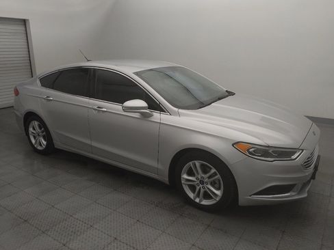 Used 2018 Ford Fusion SE w/ Fusion SE Technology Package FWD image 11