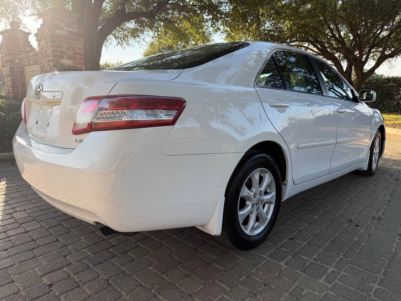 Used 2010 Toyota Camry LE FWD image 4