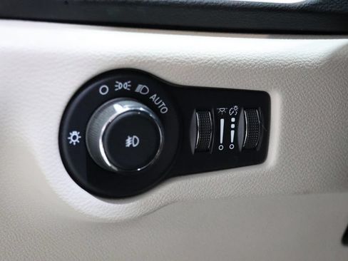 Used 2024 Chrysler Pacifica Touring-L FWD image 20