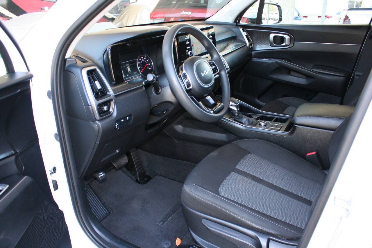 Used 2022 Kia Sorento LX AWD/4WD image 13