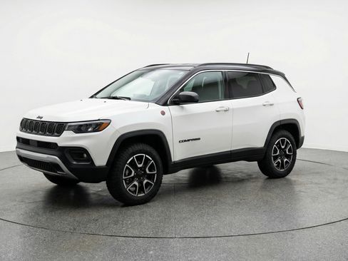 Used 2025 Jeep Compass Trailhawk AWD/4WD image 3
