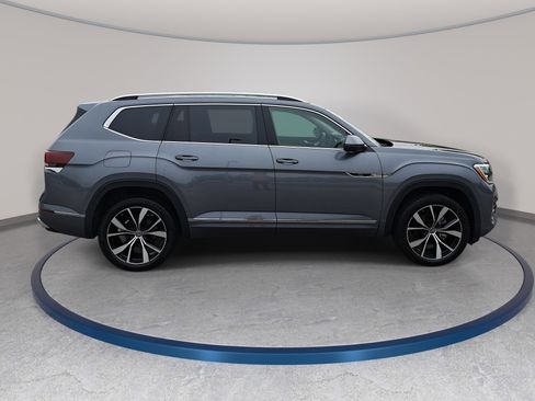 Used 2024 Volkswagen Atlas SEL Premium R-Line AWD/4WD image 4