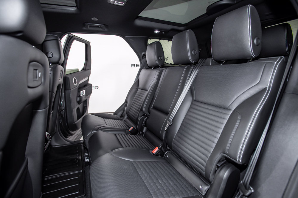 Used 2025 Land Rover Discovery Dynamic SE AWD/4WD image 15