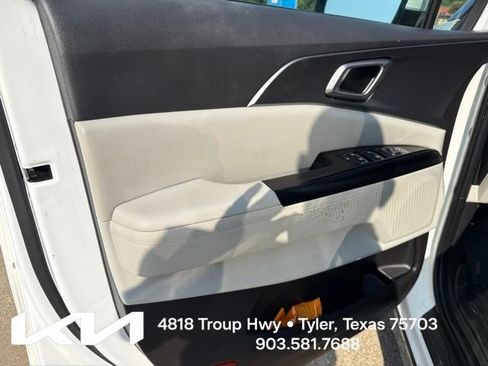 Used 2022 Kia Carnival LX w/ Paint Protection Package FWD image 15