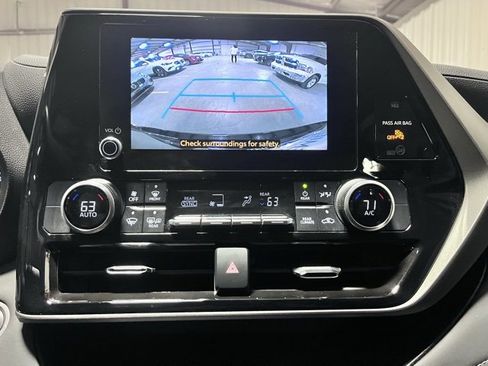 Used 2024 Toyota Highlander LE image 17