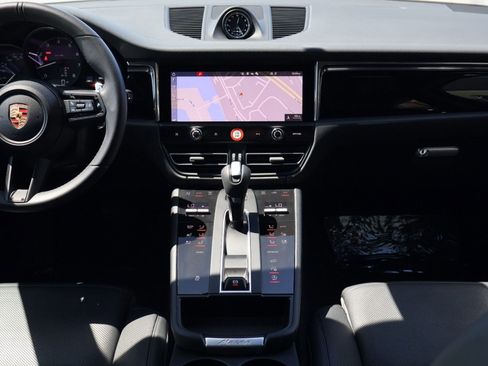 Certified 2025 Porsche Macan image 20
