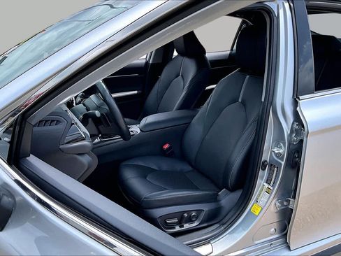 Used 2023 Toyota Camry XSE FWD image 8