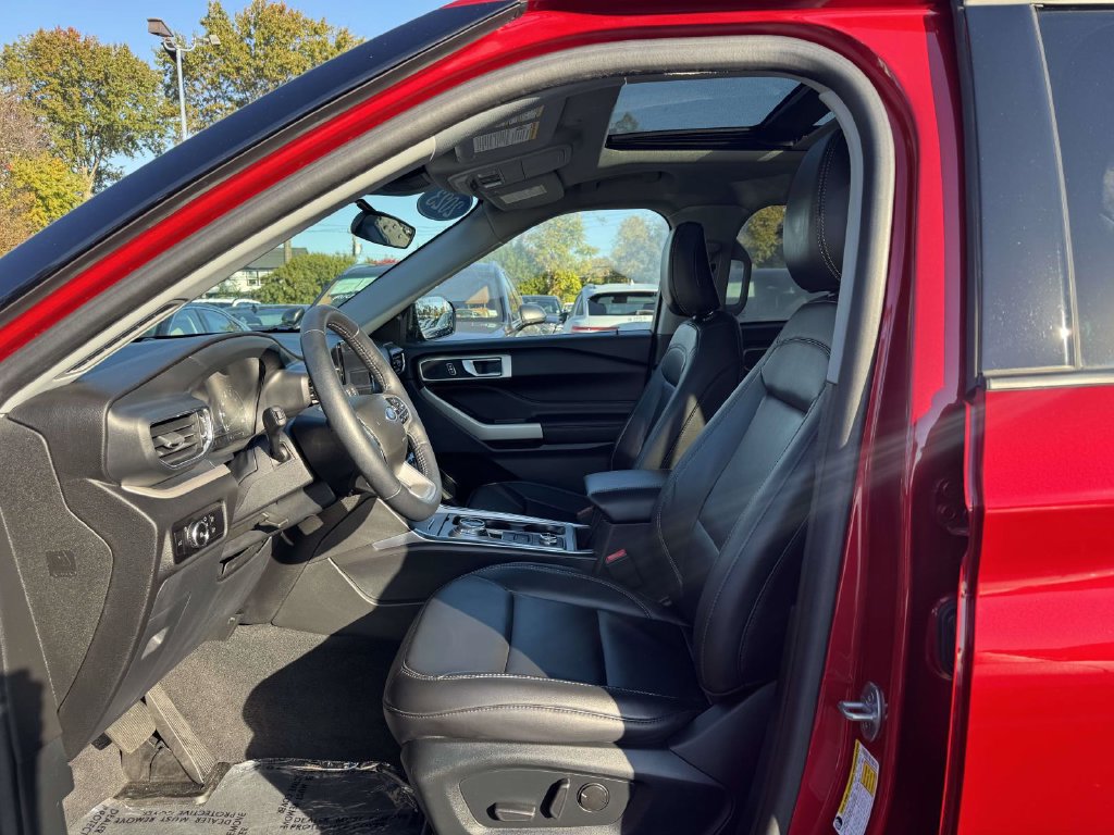 Used 2023 Ford Explorer XLT w/ Equipment Group 202A AWD/4WD image 15