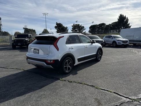 Used 2023 Kia Niro EX image 29