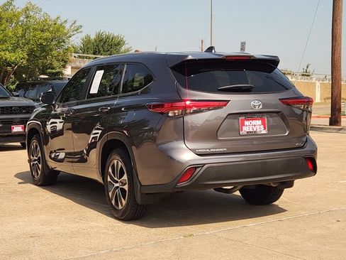 Used 2023 Toyota Highlander XLE FWD image 4
