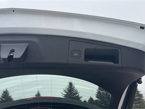 Used 2024 Cadillac XT4 Premium Luxury image 37