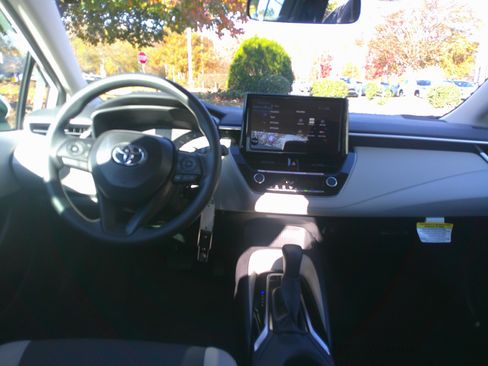 Used 2025 Toyota Corolla LE image 29