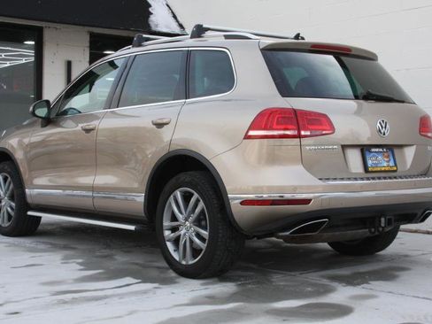 Used 2016 Volkswagen Touareg Sport image 9