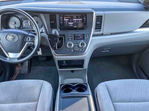 Used 2017 Toyota Sienna LE image 11