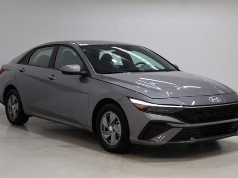 Used 2025 Hyundai Elantra SE FWD image 1