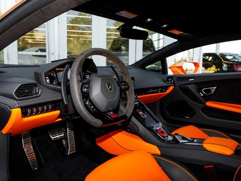Used 2023 Lamborghini Huracan EVO RWD image 31