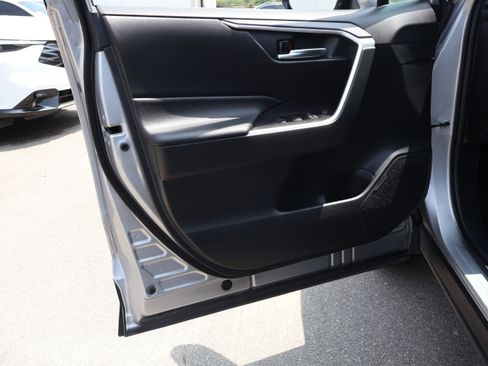 Used 2022 Toyota RAV4 XLE AWD/4WD image 35