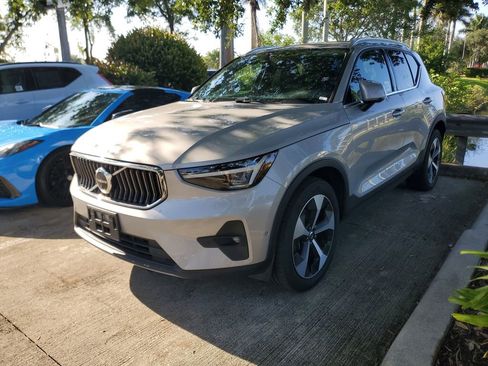Certified 2025 Volvo XC40 B5 Plus AWD/4WD image 2