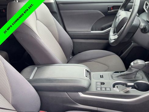 Used 2024 Toyota Highlander LE FWD image 10