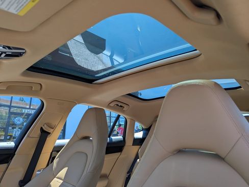 Used 2018 Porsche Panamera RWD image 28