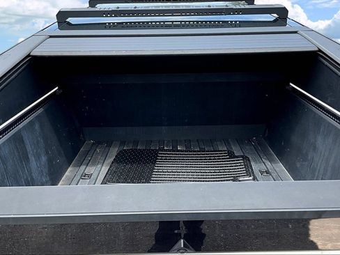 Used 2024 Tesla Cybertruck AWD Crew Cab image 7