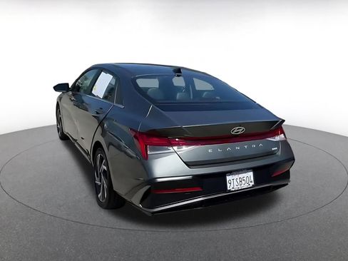 Used 2025 Hyundai Elantra Limited image 10