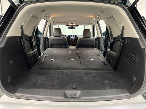 Used 2025 Nissan Pathfinder SL FWD image 34