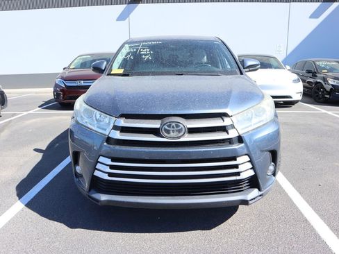 Used 2018 Toyota Highlander Plus w/ Carpet Mat Package (TMS) image 3