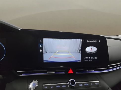 Certified 2025 Hyundai Elantra Limited FWD image 33