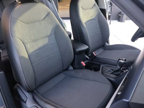 Used 2022 Volkswagen Taos SE FWD image 12
