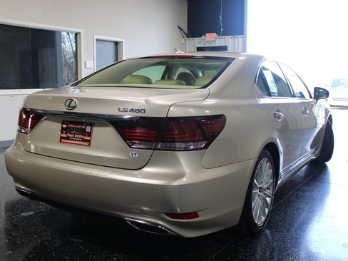 Used 2013 Lexus LS 460 w/ Comfort Pkg image 3