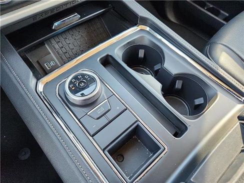 Used 2024 Ford Expedition XLT RWD image 14