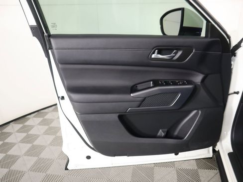 Used 2024 Nissan Pathfinder SL w/ Black Appearance Package image 24