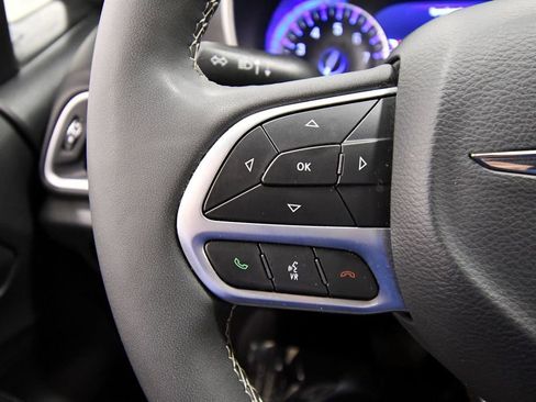 Used 2025 Chrysler Pacifica Select FWD image 19