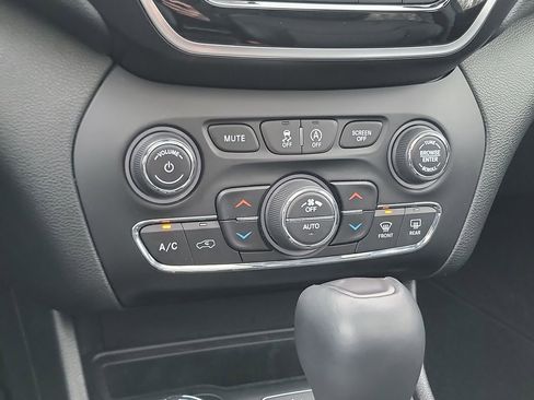 Used 2019 Jeep Cherokee Limited w/ Luxury Group image 19