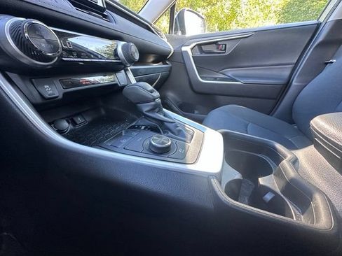 Used 2021 Toyota RAV4 LE AWD/4WD image 15
