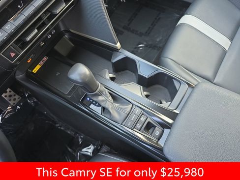 Used 2025 Toyota Camry SE image 30
