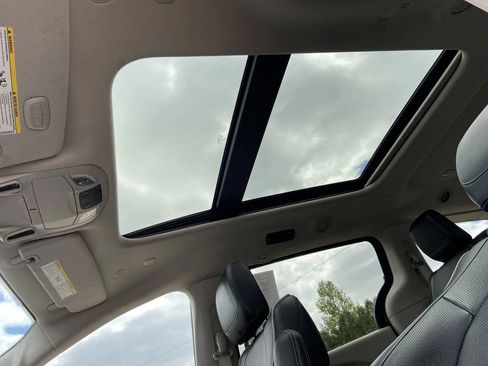 Used 2023 Chrysler Pacifica Limited FWD image 13
