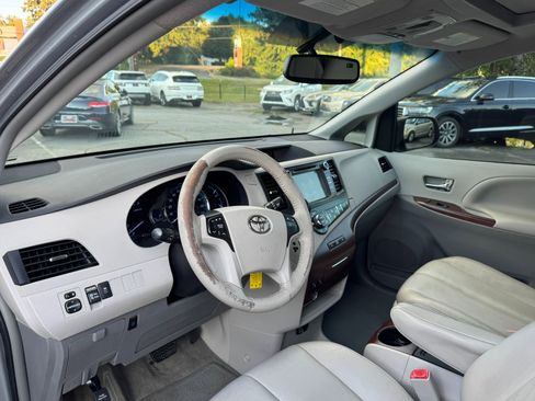 Used 2014 Toyota Sienna XLE image 11