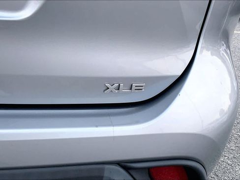 Used 2022 Toyota Highlander XLE FWD image 10