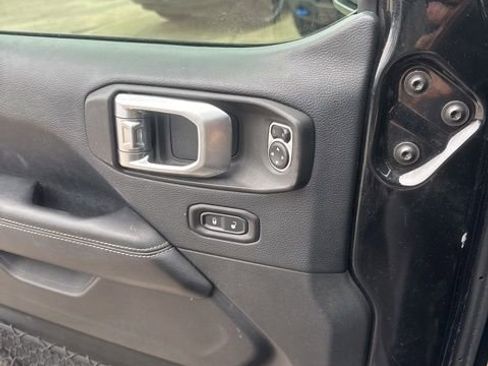 Used 2018 Jeep Wrangler Unlimited Sahara image 40