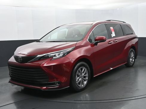 Used 2026 Toyota Sienna XLE FWD image 1