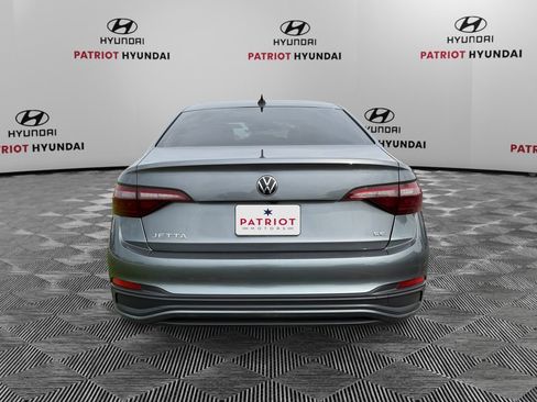 Used 2024 Volkswagen Jetta SE FWD image 4
