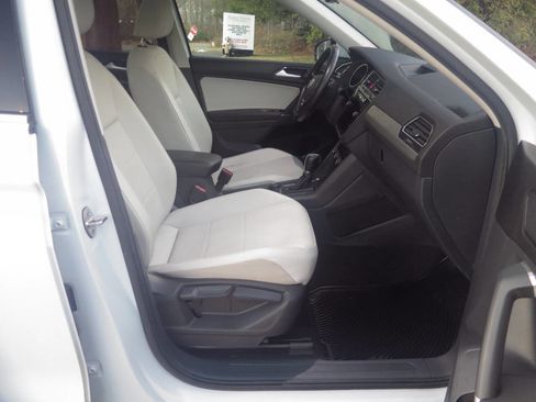 Used 2018 Volkswagen Tiguan SE w/ Panoramic Sunroof Package image 14