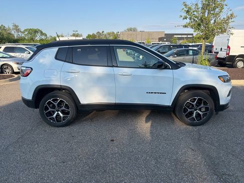 Used 2025 Jeep Compass Limited AWD/4WD image 4