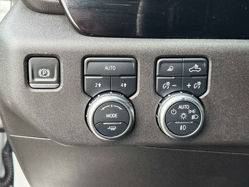 Used 2025 GMC Sierra 1500 SLT AWD/4WD image 32