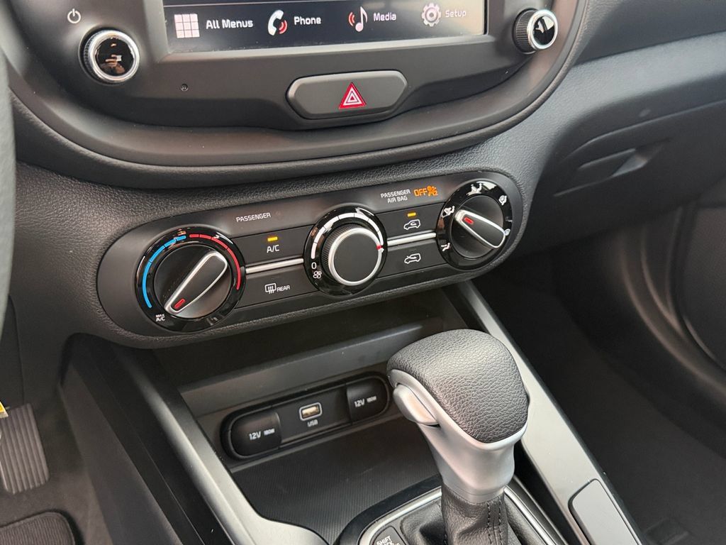 Used 2025 Kia Soul LX w/ LX Technology Package FWD image 17